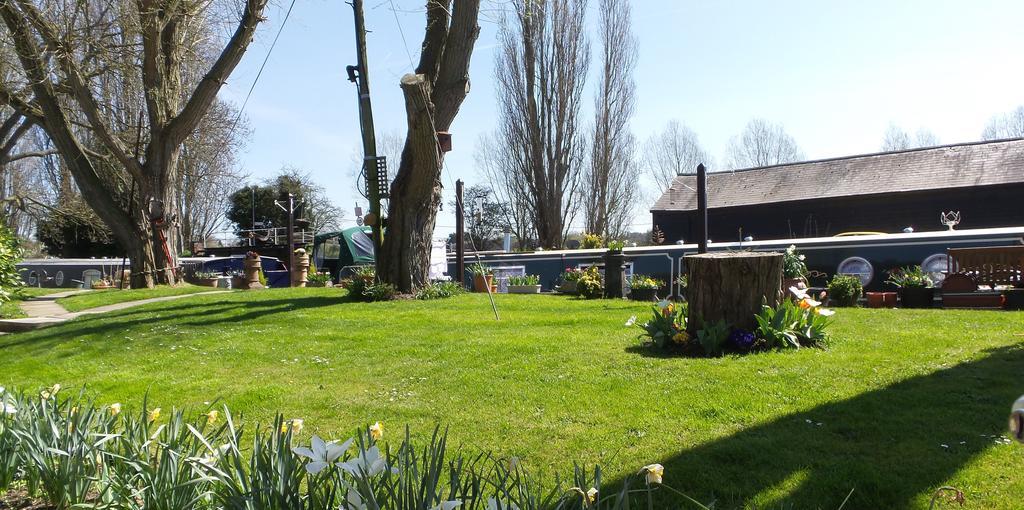 Roydon Marina Village Hotel Room photo