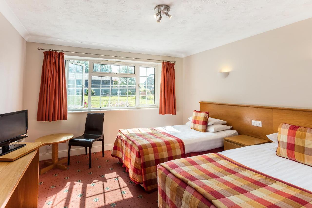 Roydon Marina Village Hotel Exterior photo